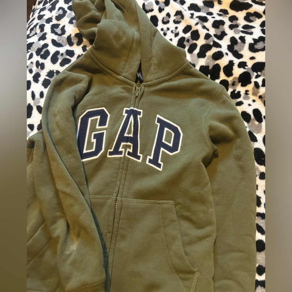 Gap sweater